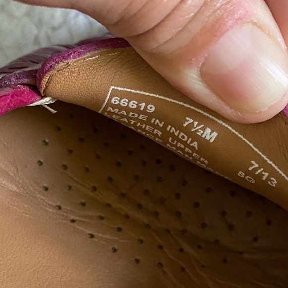 ✅DONATED✅Clark’s Patent Leather Artisan Fuchsia Loafers - Picture 7 of 7